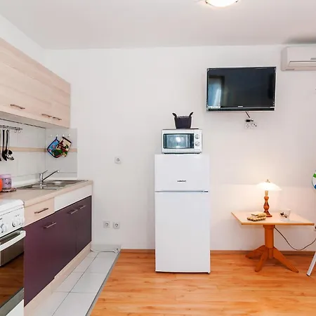 In With Kitchen * Vinjerac